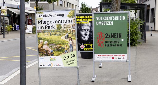 Abstimmungsplakate in Neuhausen am Rheinfall,  u.a. zur Abstimmung ï¿ï¾¼ber die Nutzung der Burgunwiese, Mittwoch, 13.05.2026, Neuhausen am Rheinfall (Roger Hofstetter/Schaffhauser Nachricht