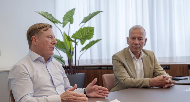 Claudio Steffenoni (ad interim CEO) und Hannes Germann (VRP) der Ersparniskasse Schaffhausen sprechen ï¿ï¾¼ber den neuen CEO, Hannes Leu, der bald seine Stelle antreten wird. Fotografiert am Moantag, 29. Juni 2026 in Schaffhausen. (Enya Dalle Feste