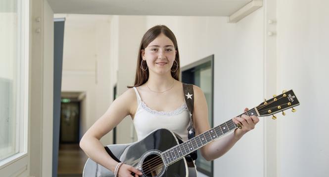 Die junge Musikerin Mireille Habermacher zu Besuch im SHf. Fotografiert am Montag, 22. Juni 2026 in Schaffhausen. (ENYA DALLE FESTE / SCHAFFHAUSER NACHRICHTEN)