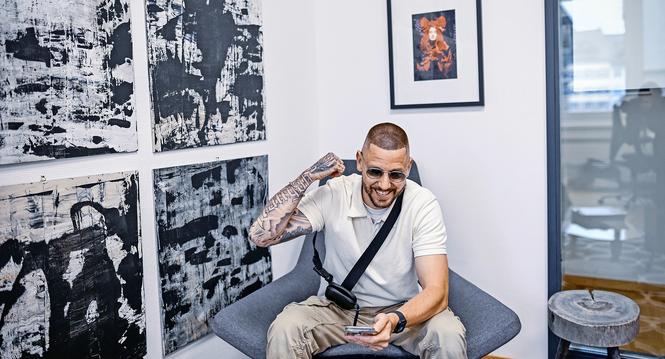 Der TikToker Mirco Casorelli alias bireweichesouhund , im Interview mit SN Redaktorin Anna Kiefer und Elin Ott, am Donnerstag, 23. Mai 2024. (Melanie Duchene / Schaffhauser Nachrichten)