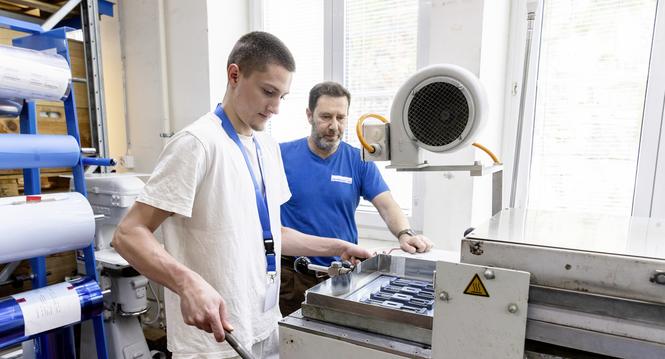 IngCH Technik- und Informatikwoche der Kantonsschule Schaffhausen, Besuch bei der Medipack AG, Dario Markucic (vorne), Mittwoch, 17.06.2026, Schaffhausen (Roger Hofstetter/Schaffhauser Nachrichten)