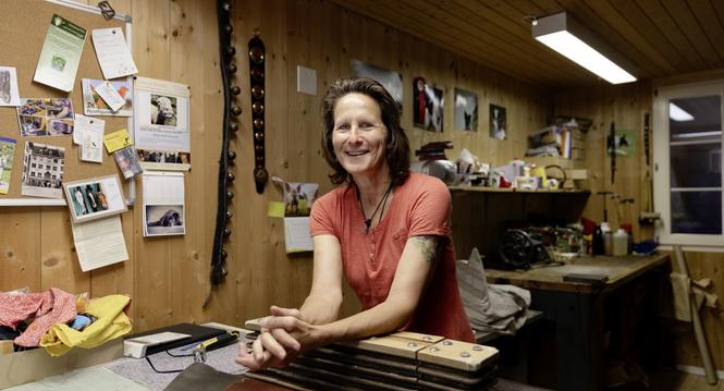 Robyn Foelix-Stemmler stellt in ihrer Werkstatt Massanfertigungen aus Leder her., Robyn Foelix-Stemmler, Freitag, 22.05.2026, Siblingen (Roger Hofstetter/Schaffhauser Nachrichten)