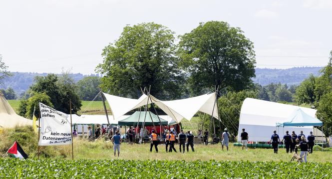 "KI-kurzschliessen-Camp" (als Widerstand gegen Datenzentren in der Region Schaffhausen) fï¿ï¾¼hrt zu grossem Einsatz der Kantonspolizei Zï¿ï¾¼rich, Donnerstag, 02.07.2026, Benken ZH (Roger Hofstetter/Schaffhauser Nachr