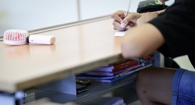 1. Schultag als Reallehrer im Schulhaus Alpenblick fï¿ï¾¼r Quereinsteiger Erik Reyes, bei sommerliche Hitze auch im Schulzimmer kï¿ï¾¼hlen sich die Schï¿ï¾¼ler mit einem Ventilator ab, am August, 12.. August 2024. (Melanie Duchene / S
