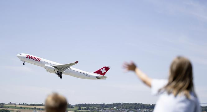 Ein Maedchen winkt auf der Zuschauerterrasse dem Airbus A330 der Swiss auf dem Flug nach Dehli, am Samstag, 11. Juli 2026, am Flughafen Zuerich in Kloten. (KEYSTONE/Andreas Becker)                   
