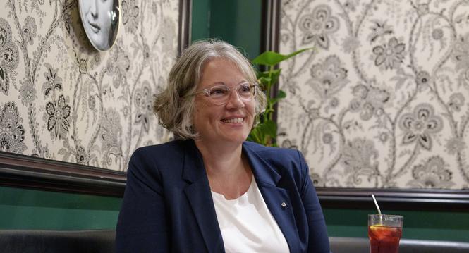 Nina Tosi der Schaffhauser Kantonalbank (SHKB) fï¿ï¾¼r Zahltag / Schaffhauser Wirtschaft im Kaffee Vordergï¿ï¾¤ssli und im Hauptsitz Schaffhausen. Fotografiert am Montag, 22. Juni 2026 in Schaffhausen. (Enya Dalle Feste / Schaffhauser Nachr