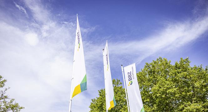 Fahnen am BBZ Hinterstei, fotografiert am Dienstag, 01. Juli 2025, in Schaffhausen. (Roberta Fele / Schaffhauser Nachrichten)