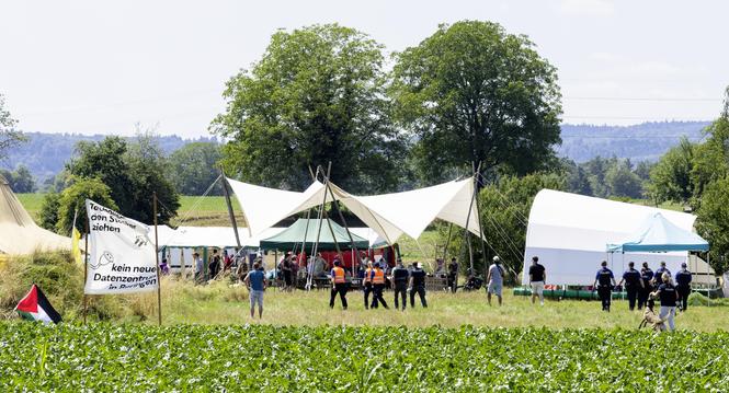 "KI-kurzschliessen-Camp" (als Widerstand gegen Datenzentren in der Region Schaffhausen) fï¿ï¾¼hrt zu grossem Einsatz der Kantonspolizei Zï¿ï¾¼rich, Donnerstag, 02.07.2026, Benken ZH (Roger Hofstetter/Schaffhauser Nachr
