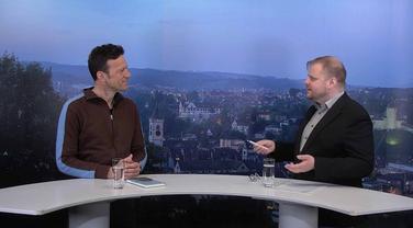 Ein Interessierter waehrend einer Wohnungsbesichtigung in einer Wohnung der Liegenschaften Stadt Zuerich (LSZ) am Dienstag, 28. Maerz 2023 in Zuerich. (KEYSTONE/Michael Buholzer)