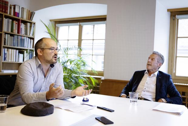 Während Matthias Frick (l.) in der Umsetzungsinitiative den Weg zu einer möglichst vollständigen Transparenz sieht, meint Christian Heydecker, dass der Gegenvorschlag eine Lösung biete, die auf Schaffhauser Verhältnisse zugeschnitten sei. Bild: Roberta Fele Streitgespraech mit Matthias Frick und Matthias Frick zur Umsetzungsinitiative, fotografiert am Dienstag, 05. November 2024, in Schaffhausen. (Roberta Fele / Schaffhauser Nachrichten)