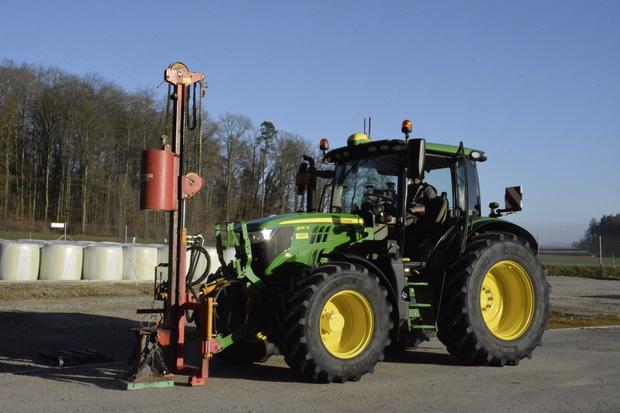 Sechs Stunden Fahrt bis nach Trüllikon: Der Traktor, der das Fallgewicht (rot) bedient, stammt aus dem Kanton Waadt.