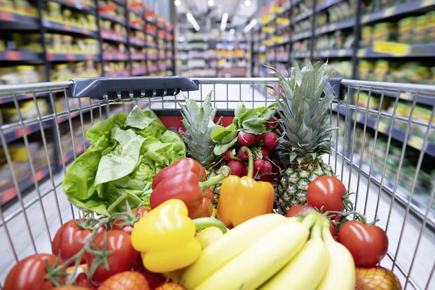 Die Mittelmeerdiät – reich an Gemüse, Obst, Olivenöl, magerem Fisch und Fleisch – eignet sich als Richtschnur für eine vollwertige Ernährungsweise, die für die Bedürfnisse des Gehirns und die Regulierung des Gefühlshaushaltes sorgt. Bild: Key