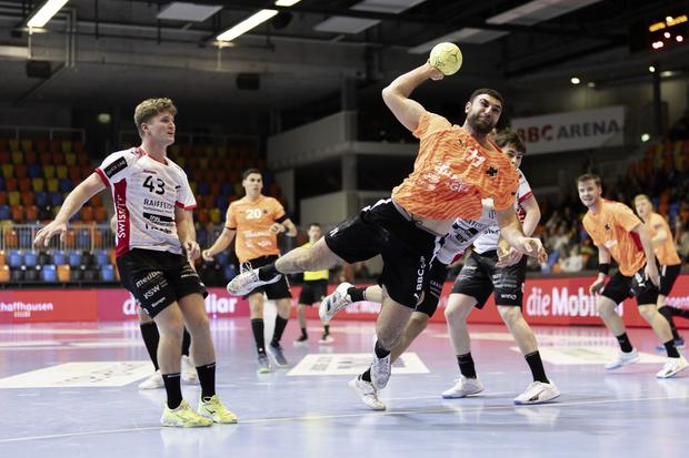 Abgang Nr. 3: Kreisläufer Kassem Awad (am Ball) hat die Kadetten geben, den Vertrag per Ende der Saison aufzulösen. Bild: Keystone