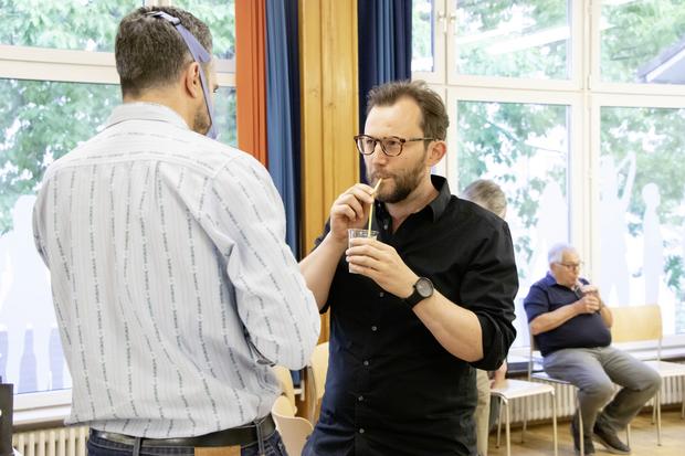 Mit Becher die Töne zu treffen, will geübt sein.