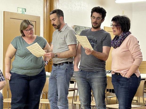 Nathalie Keller (l.), Stefan Salzgeber, Peter Salzgeber und Marlies Spiess bilden das Jodelquartett des Vereins.