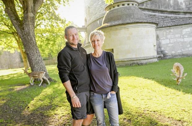 Fï¿ï¾¼tterung der Damhirsche im Munotgraben, die Damhirsche haben Junge bekommen, Bild zeigt Andi und Sabine Winz, Munotwï¿ï¾¤chter, am Donnerstag, 10 Juli 2025. (Melanie Duchene / Schaffhauser Nachr