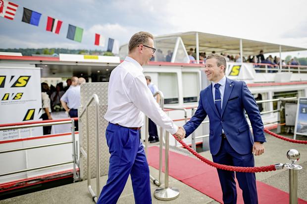 IVS-Co-Präsident Thomas Kellenberger begrüsst den Co-Präsidenten des Kantonalen Gewerbeverbands, Luca Jaquet (r.), auf dem Schiff. Für den jungen Garagisten ist es die erste Teilnahme an der IVS-Schifffahrt. Bild: Melanie Duchene Die IVS lï¿ï¾¤d auf eine Schifffahrt ein zum THema KI, Thomas Kellenberger, links, begrï¿ï¾¼sst Luca Jaquet, am Mittwoch, 27 August 2025. (Melanie Duchene / Schaffhauser Nachr