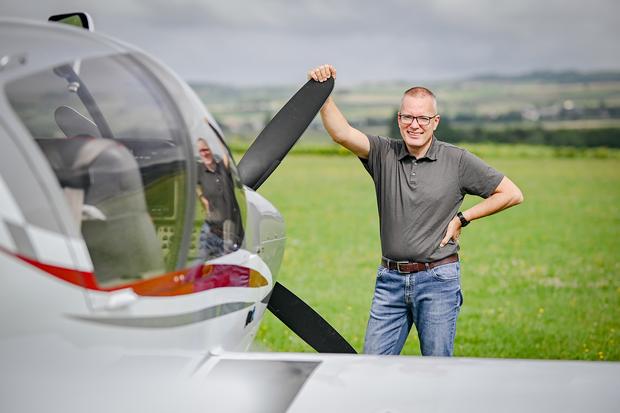 Portrait auf dem Schmerlat von Cargo Pilot Peter Zimmermann fÃ¼r das Wirtschaftsmagazin zum Thema "Ãberflieger", am Dienstag, 29 Juli 2025. (Melanie Duchene)