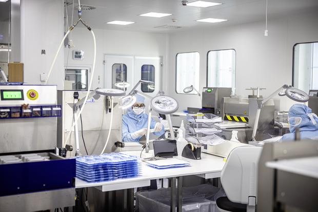 Gewinnt Verpackungspreis fï¿ï¾¼r ihre sterile, mehrschichtige Verpackung von chirurgischen Implantaten, Reto Artusi (CEO), Georg ï¿ï¾sterreicher (Entwickler) und Sara Schnurrenberger (Designerin), fotografiert am Mittwoch, 17. September 202