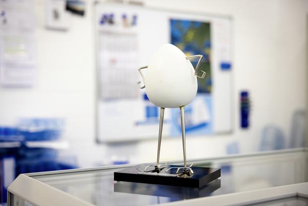 Gewinnt Verpackungspreis fï¿ï¾¼r ihre sterile, mehrschichtige Verpackung von chirurgischen Implantaten, Reto Artusi (CEO), Georg ï¿ï¾sterreicher (Entwickler) und Sara Schnurrenberger (Designerin), fotografiert am Mittwoch, 17. September 202