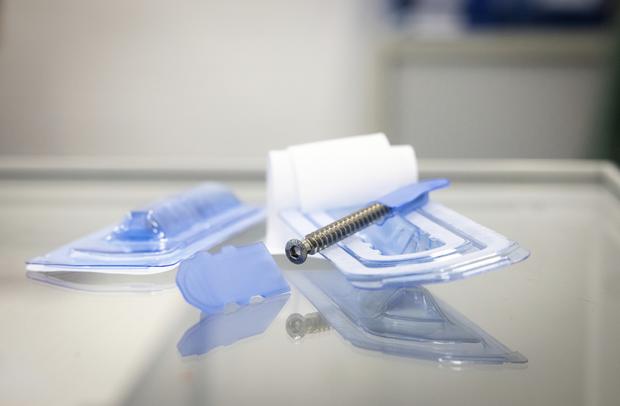 Gewinnt Verpackungspreis fï¿ï¾¼r ihre sterile, mehrschichtige Verpackung von chirurgischen Implantaten, Reto Artusi (CEO), Georg ï¿ï¾sterreicher (Entwickler) und Sara Schnurrenberger (Designerin), fotografiert am Mittwoch, 17. September 202