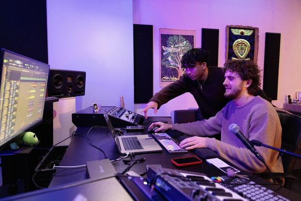 Davin Cesare (diordaviddd) und Anthony Gorsich (Tony Dean), Musiker, fotografiert am Montag, 24. November 2025, in Schaffhausen. (Roberta Fele / Schaffhauser Nachrichten)