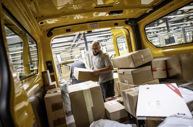 Reportage aus der Annahmestelle Logistik der Post, fotografiert am Mittwoch, 12. November 2025, in Beringen. (Roberta Fele / Schaffhauser Nachrichten)