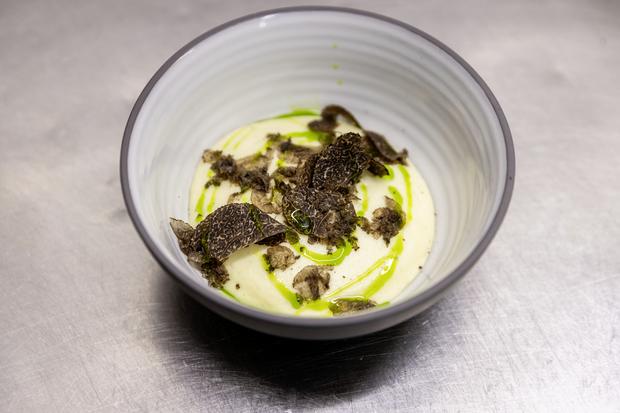 Jan Schmidlin, Wirt vom Restaurant "D'Chuchi" bereitet ein Gericht mit Kartoffeln zu, Mittwoch, 07.01.2026, Schaffhausen (Roger Hofstetter/Schaffhauser Nachrichten)