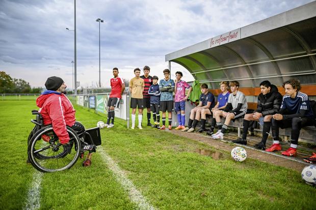 Emiddio Sandone hat die Glasknochenkrankheit und trainiert die Junioren des FC Rafzerfeld,  Einblicke ins Training  , am Dienstag, 15. Oktober 2024. (Melanie Duchene / Schaffhauser Nachrichten)