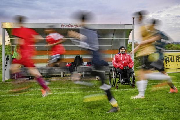 Emiddio Sandone hat die Glasknochenkrankheit und trainiert die Junioren des FC Rafzerfeld,  Einblicke ins Training  , am Dienstag, 15. Oktober 2024. (Melanie Duchene / Schaffhauser Nachrichten)