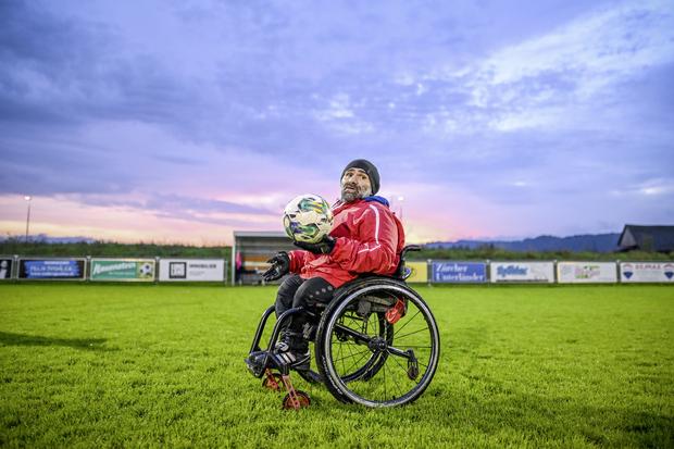 Emiddio Sandone hat die Glasknochenkrankheit und trainiert die Junioren des FC Rafzerfeld,  Einblicke ins Training  , am Dienstag, 15. Oktober 2024. (Melanie Duchene / Schaffhauser Nachrichten)