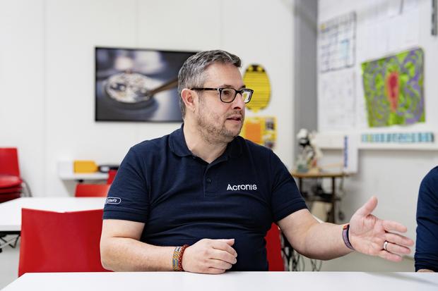 Martin Sengel, Geschï¿ï¾¤ftsfï¿ï¾¼hrer des go tec! Labors und Markus Bauer, IT-Sicherheitsexperte und Technologie-Botschafter von Arconis, sprechen ï¿ï¾¼ber ihre Zusammenarbeit fï¿ï¾¼r mehr Sicherheit im Netz. Fotografiert am D