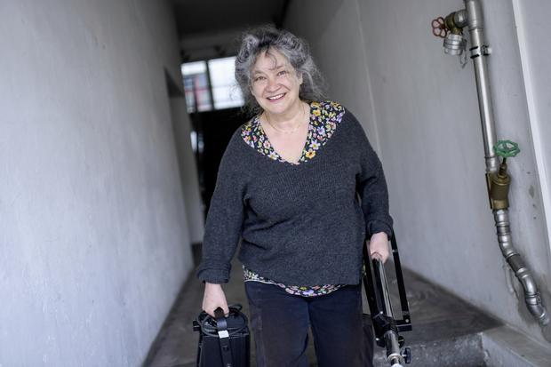 Freitag, 11.07, Kammgarn West, Die Saengerin Kornelia Bruggmann traegt gerade Sachen fuer die erste Probe in Stein am Rhein aus ihrem Atelier, am 8. Mai wir sie im Rahmen des Jazzfestival auftreten. Fuer sie ist Karfreitag der stillste Tag im Jahr, das ko