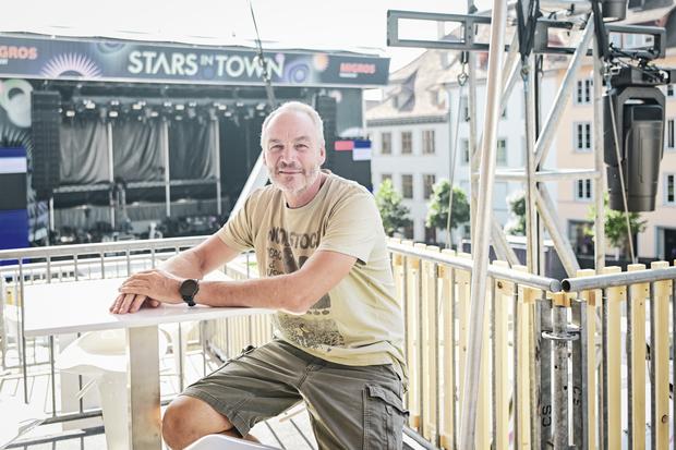 Die letzten Vorbereitungen und Aufbau laufen in der Schaffhauser Altstadt fï¿ï¾¼r das Stars in town dass auf dem Herrenacker und auf dem Fronwagplatz stattfinden wird, Bild zeigt Adi Brugger, am Mittwoch, 31 Juli 2024. (Melanie Duchene / Schaffhaus