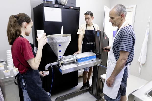 Glace Produktion bei "RONKIES", Ronja Stampa (links), Tom Schnyder (Mitte), Leben & Genuss, Donnerstag, 18.06.2026, Wil ZH (Roger Hofstetter/Schaffhauser Nachrichten)