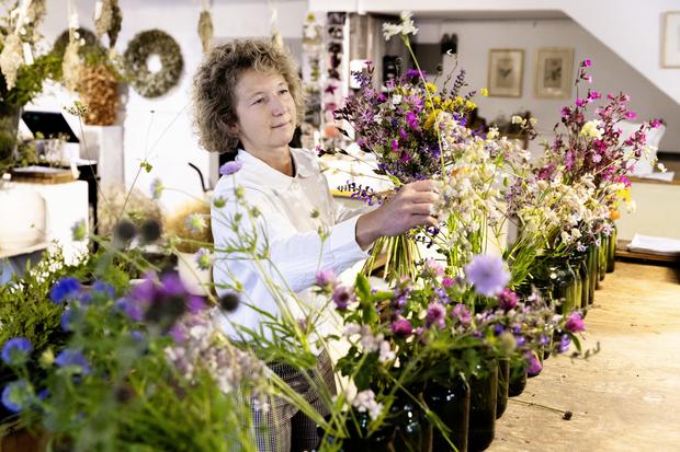 Floristin Melanie Schneider erklï¿ï¾¤rt, wie man einen Wiesen- und Feldblumenstrauss macht., Melanie Schneider, Leben & Genuss, Mittwoch, 13.05.2026, Beringen (Roger Hofstetter/Schaffhauser Nachricht
