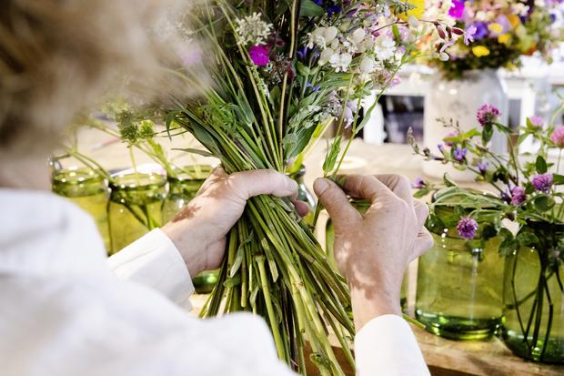 Floristin Melanie Schneider erklï¿ï¾¤rt, wie man einen Wiesen- und Feldblumenstrauss macht., Melanie Schneider, Leben & Genuss, Mittwoch, 13.05.2026, Beringen (Roger Hofstetter/Schaffhauser Nachricht