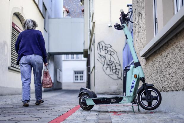 Themenbild ein parkiertes ETrottinett in der Altstadt, am Montag, .03 Juli 2023. (Melanie Duchene / Schaffhauser Nachrichten)
